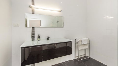 Leisurely Manor - Spacious Three Bedroom Home In Fremantle - Accommodation Cooktown 18