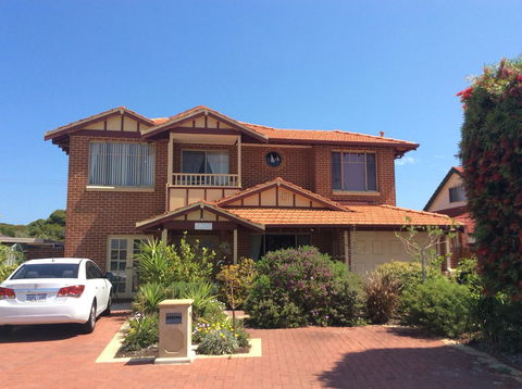 Crossland House - Accommodation Cooktown 0