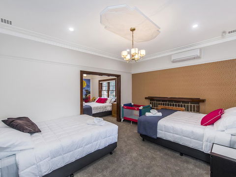 Luxury Federation Style Home - Sleeps 10 - Accommodation Cooktown 11