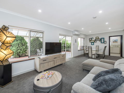 Luxury Federation Style Home - Sleeps 10 - Accommodation Cooktown 3