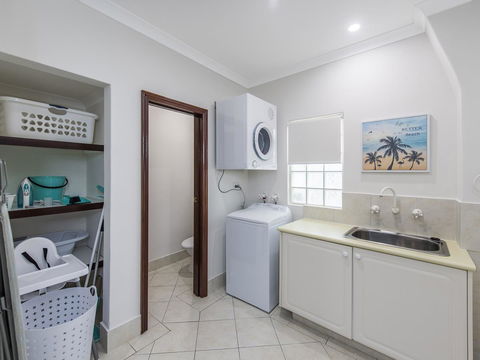 Luxury Federation Style Home - Sleeps 10 - Accommodation Cooktown 16