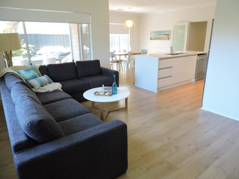 Contemporary Cove - Quindalup - Accommodation Cooktown 3