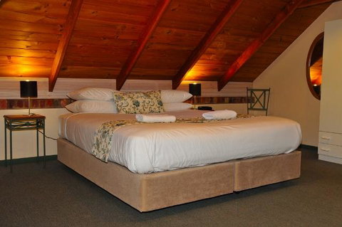 Waterfall Cottages - Accommodation Cooktown 4