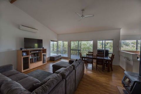 Peppy Beach Ocean Views - Accommodation Cooktown 4