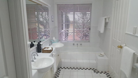 Two Sisters Chalets - Accommodation Cooktown 36