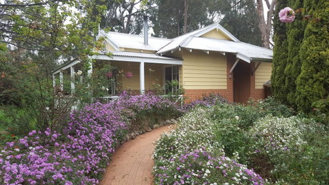 Two Sisters Chalets - Accommodation Cooktown 6