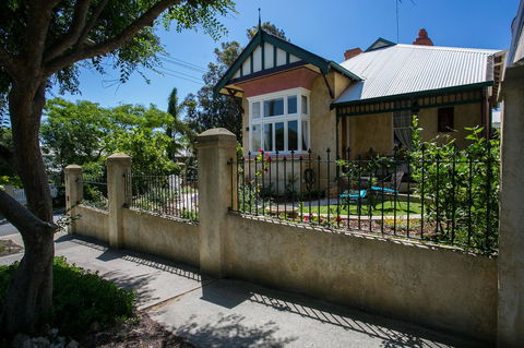 Danum House - Accommodation Cooktown 0