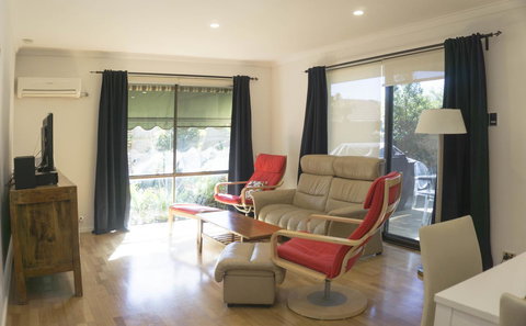Relax, Bright & Airy Garden Villa - Accommodation Cooktown 5