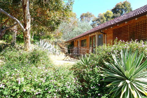 Eleebana Guest House - Accommodation Cooktown 33