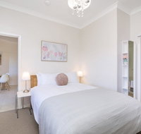 Light bright quality river views Free parking - Accommodation Cooktown