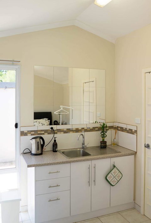 Susan Yong's Studio - Accommodation Cooktown 12