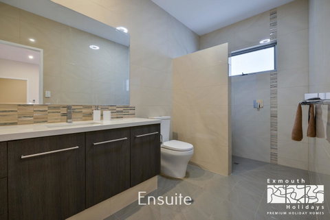 27 Kestrel Place - With Pool And Jetty - Accommodation Cooktown 8