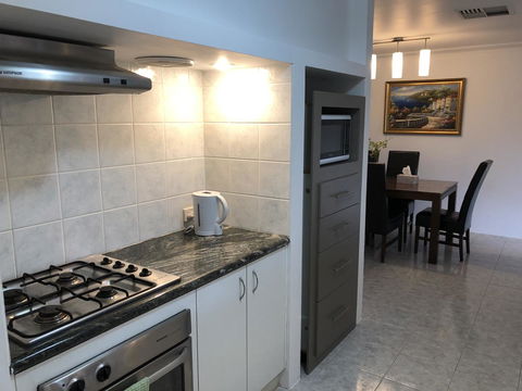 Charming Quiet Lodge-2 Minutes Walk To Shopping Complex - Accommodation Cooktown 7