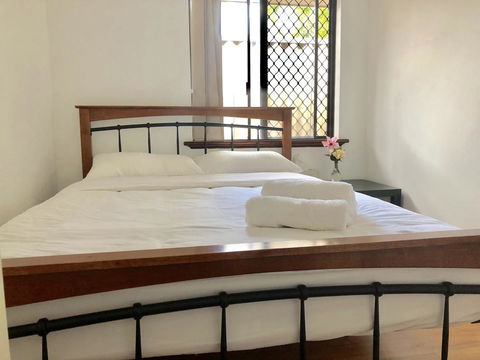 Charming Quiet Lodge-2 Minutes Walk To Shopping Complex - Accommodation Cooktown 3