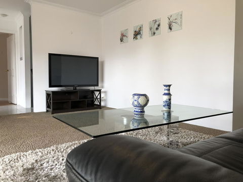 Charming Quiet Lodge-2 Minutes Walk To Shopping Complex - Accommodation Cooktown 5