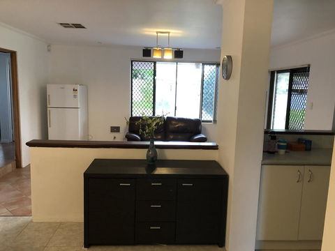 Charming Quiet Lodge-2 Minutes Walk To Shopping Complex - Accommodation Cooktown 11