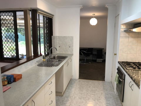 Charming Quiet Lodge-2 Minutes Walk To Shopping Complex - Accommodation Cooktown 8