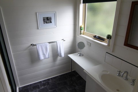BINALONG BEACH COTTAGE Beachfront At Bay Of Fires Next To Restaurant - Accommodation Cooktown 7
