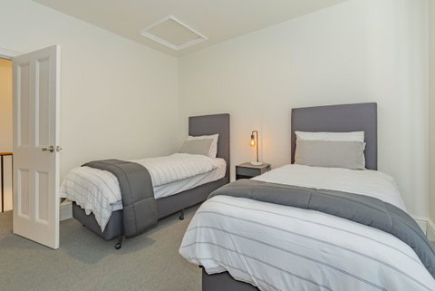 4 Bedroom House - Hobart CBD - Free Parking - Free WIFI - Accommodation Cooktown 13