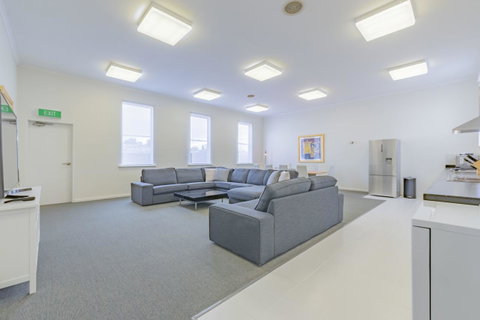 4 Bedroom House - Hobart CBD - Free Parking - Free WIFI - Accommodation Cooktown 9