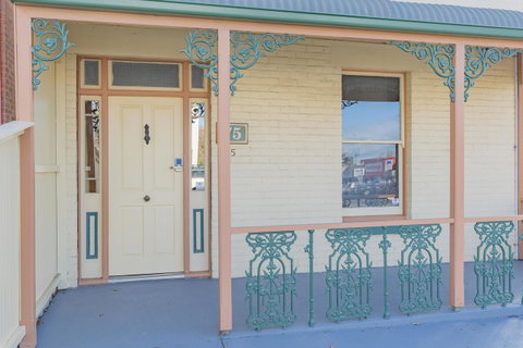 4 Bedroom House - Hobart CBD - Free Parking - Free WIFI - Accommodation Cooktown 25