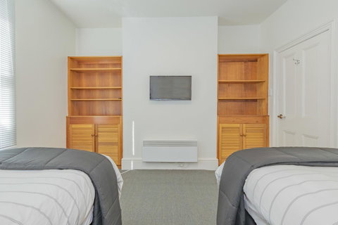 4 Bedroom House - Hobart CBD - Free Parking - Free WIFI - Accommodation Cooktown 15