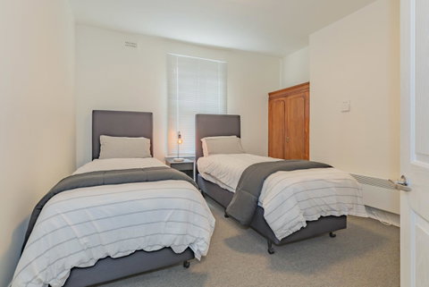 4 Bedroom House - Hobart CBD - Free Parking - Free WIFI - Accommodation Cooktown 3