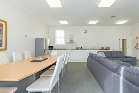4 Bedroom House - Hobart CBD - Free Parking - Free WIFI - Accommodation Cooktown 16