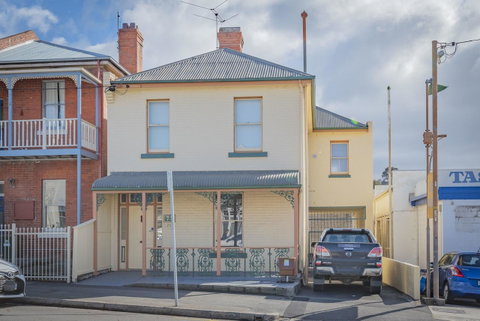 4 Bedroom House - Hobart CBD - Free Parking - Free WIFI - Accommodation Cooktown 5