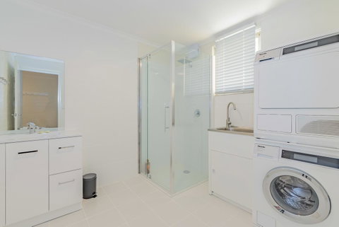 4 Bedroom House - Hobart CBD - Free Parking - Free WIFI - Accommodation Cooktown 4