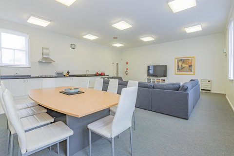4 Bedroom House - Hobart CBD - Free Parking - Free WIFI - Accommodation Cooktown 0