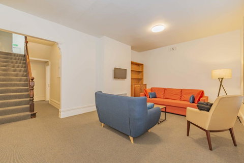 4 Bedroom House - Hobart CBD - Free Parking - Free WIFI - Accommodation Cooktown 6