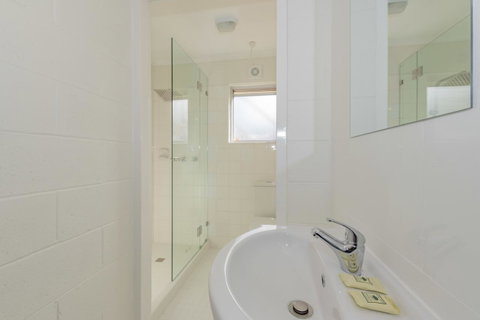 4 Bedroom House - Hobart CBD - Free Parking - Free WIFI - Accommodation Cooktown 11