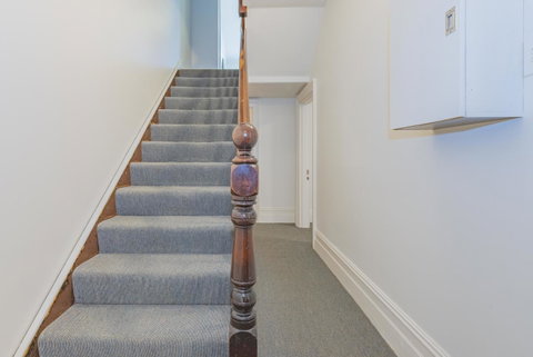 4 Bedroom House - Hobart CBD - Free Parking - Free WIFI - Accommodation Cooktown 7