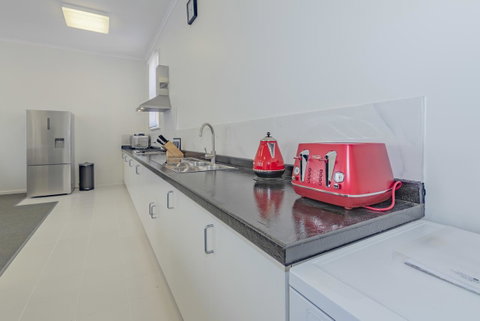 4 Bedroom House - Hobart CBD - Free Parking - Free WIFI - Accommodation Cooktown 2