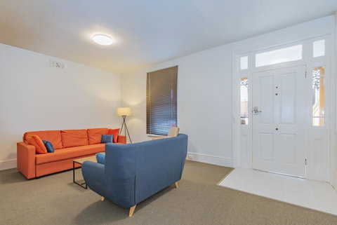 4 Bedroom House - Hobart CBD - Free Parking - Free WIFI - Accommodation Cooktown 10