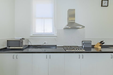 4 Bedroom House - Hobart CBD - Free Parking - Free WIFI - Accommodation Cooktown 8
