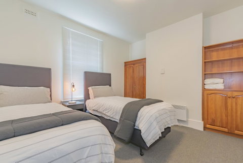 4 Bedroom House - Hobart CBD - Free Parking - Free WIFI - Accommodation Cooktown 1
