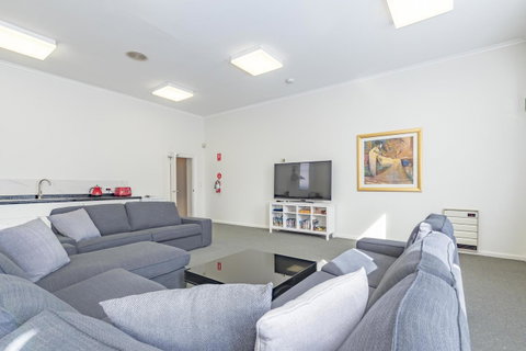 4 Bedroom House - Hobart CBD - Free Parking - Free WIFI - Accommodation Cooktown 12