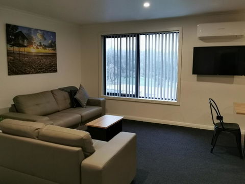 Youngtown Executive Apartments - 2BR Included, Free Parking & Wifi, Sofa Bed & Cot Fee Applies - Accommodation Cooktown 3