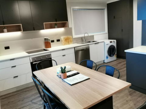 Youngtown Executive Apartments - 2BR Included, Free Parking & Wifi, Sofa Bed & Cot Fee Applies - Accommodation Cooktown 30