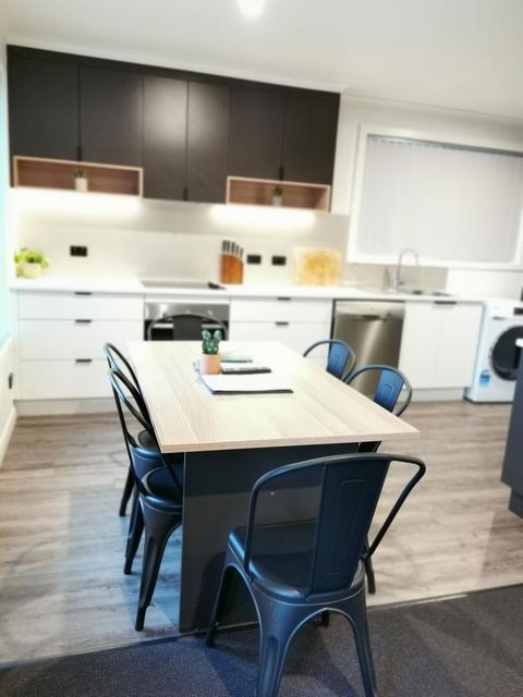 Youngtown Executive Apartments - 2BR Included, Free Parking & Wifi, Sofa Bed & Cot Fee Applies - Accommodation Cooktown 31