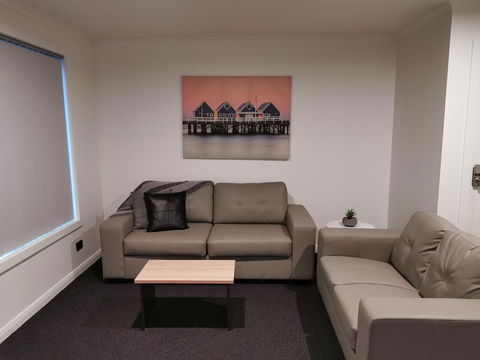 Youngtown Executive Apartments - 2BR Included, Free Parking & Wifi, Sofa Bed & Cot Fee Applies - Accommodation Cooktown 4