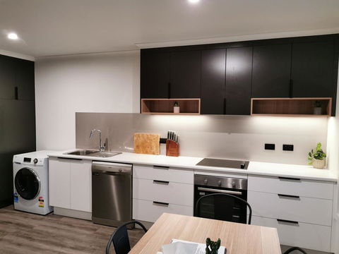 Youngtown Executive Apartments - 2BR Included, Free Parking & Wifi, Sofa Bed & Cot Fee Applies - Accommodation Cooktown 1