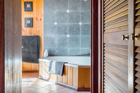 Freycinet Panorama - Accommodation Cooktown 13