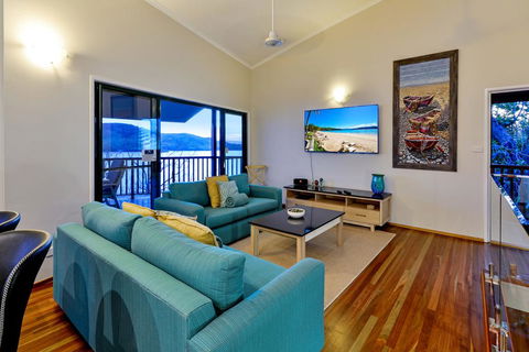 NEWLY BEAUTFULLY RENOVATED 16 The Casuarina - 3 Bedroom House With 180 Degree Ocean Views - Accommodation Cooktown 3