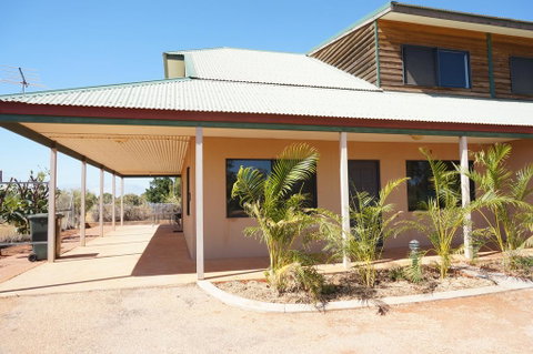 Ningaloo Breeze Villa 6 - 3 Bedroom Fully Self-Contained Holiday Accommodation - Accommodation Cooktown 0