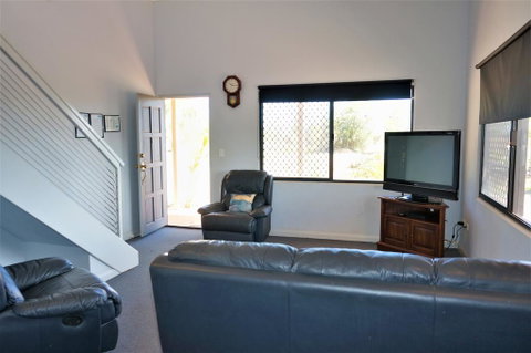 Ningaloo Breeze Villa 6 - 3 Bedroom Fully Self-Contained Holiday Accommodation - Accommodation Cooktown 3