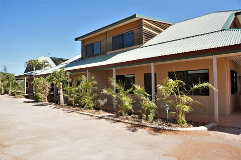 Ningaloo Breeze Villa 7 - 3 Bedroom Fully Self-Contained Holiday Accommodation - Accommodation Cooktown 0