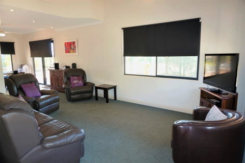 Ningaloo Breeze Villa 7 - 3 Bedroom Fully Self-Contained Holiday Accommodation - Accommodation Cooktown 3